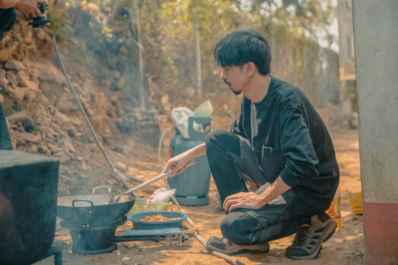 MV kể về hành trình đặc biệt của Đen với các em nhỏ vùng cao. MV kể về hành trình đặc biệt của Đen với các em nhỏ vùng cao.