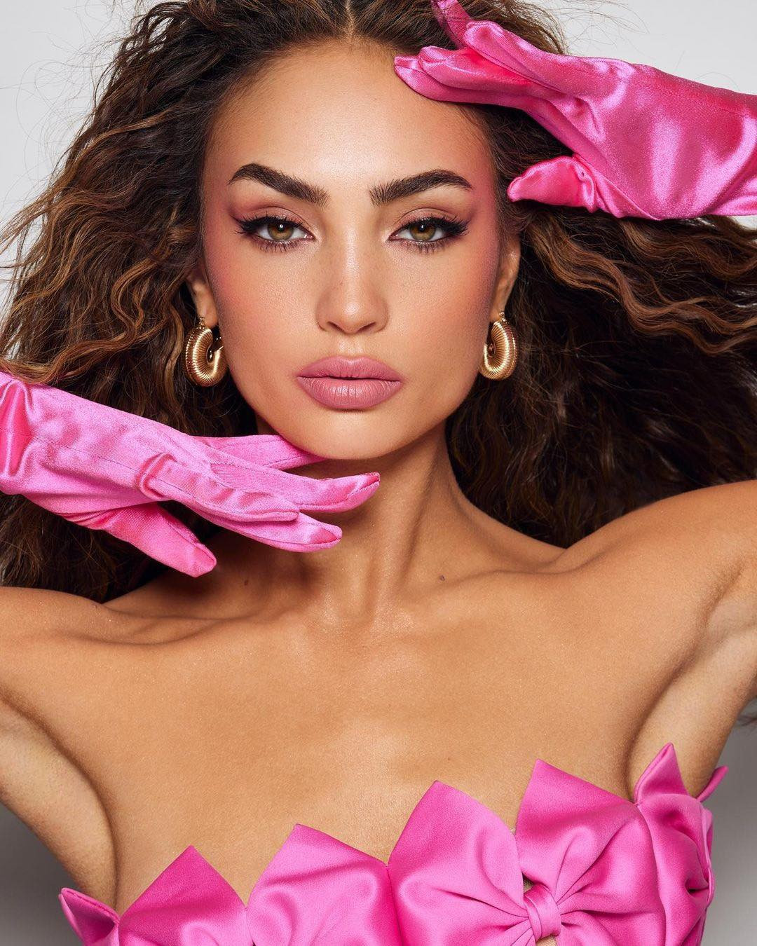 Ngoài công việc là một người mẫu, R'Bonney Nola Gabriel còn là một nhà thiết kế thời trang. Ngoài công việc là một người mẫu, R'Bonney Nola Gabriel còn là một nhà thiết kế thời trang.