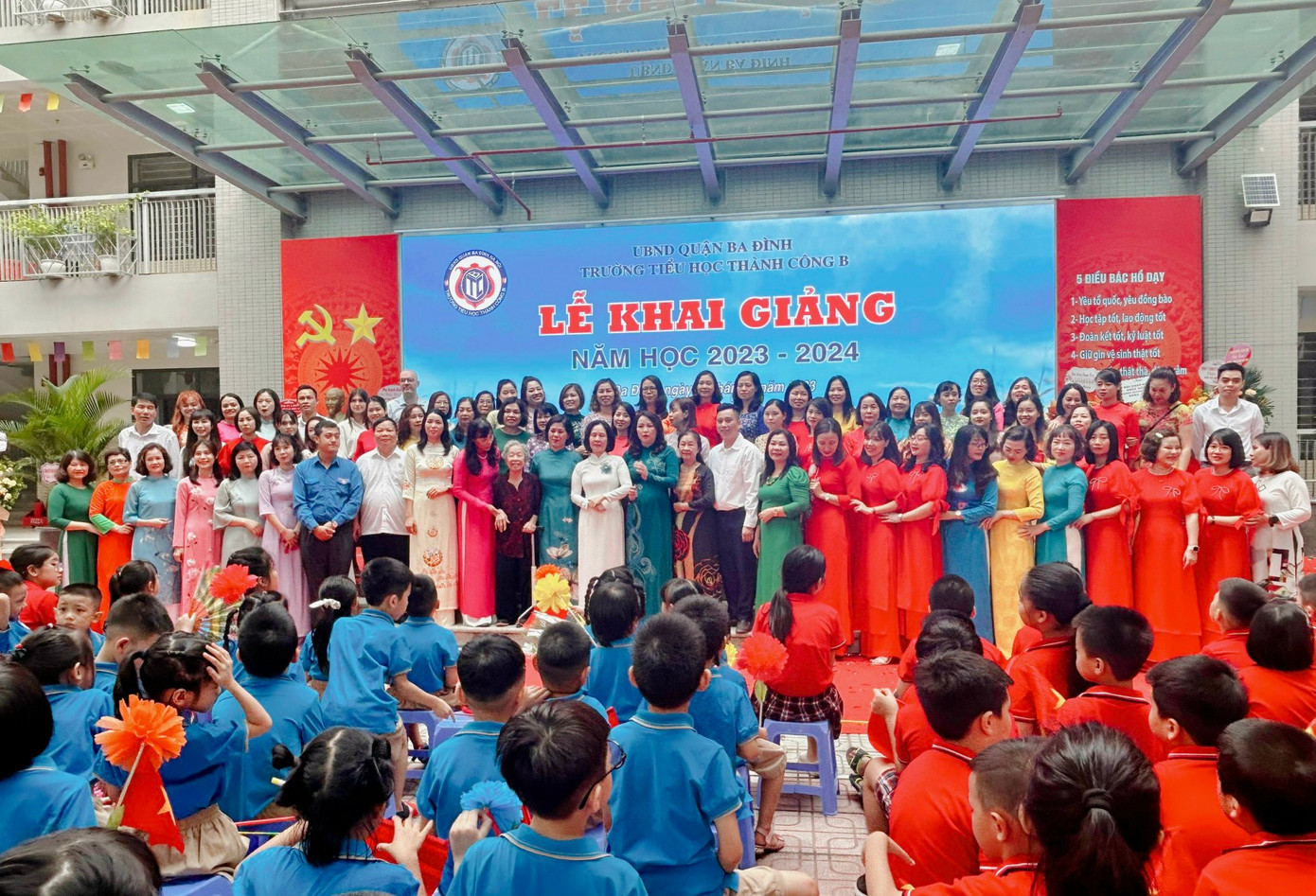 Các thầy cô trường Tiểu học Thành Công B chụp ảnh kỷ niệm, kết thúc buổi lễ khai giảng. Các thầy cô trường Tiểu học Thành Công B chụp ảnh kỷ niệm, kết thúc buổi lễ khai giảng.