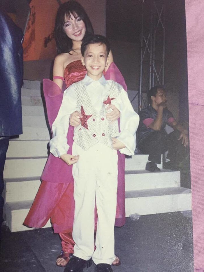 Ngay từ khi còn bé, S.T Sơn Thạch đã có điều kiện tiếp xúc với các hoạt động nghệ thuật. Ngay từ khi còn bé, S.T Sơn Thạch đã có điều kiện tiếp xúc với các hoạt động nghệ thuật.