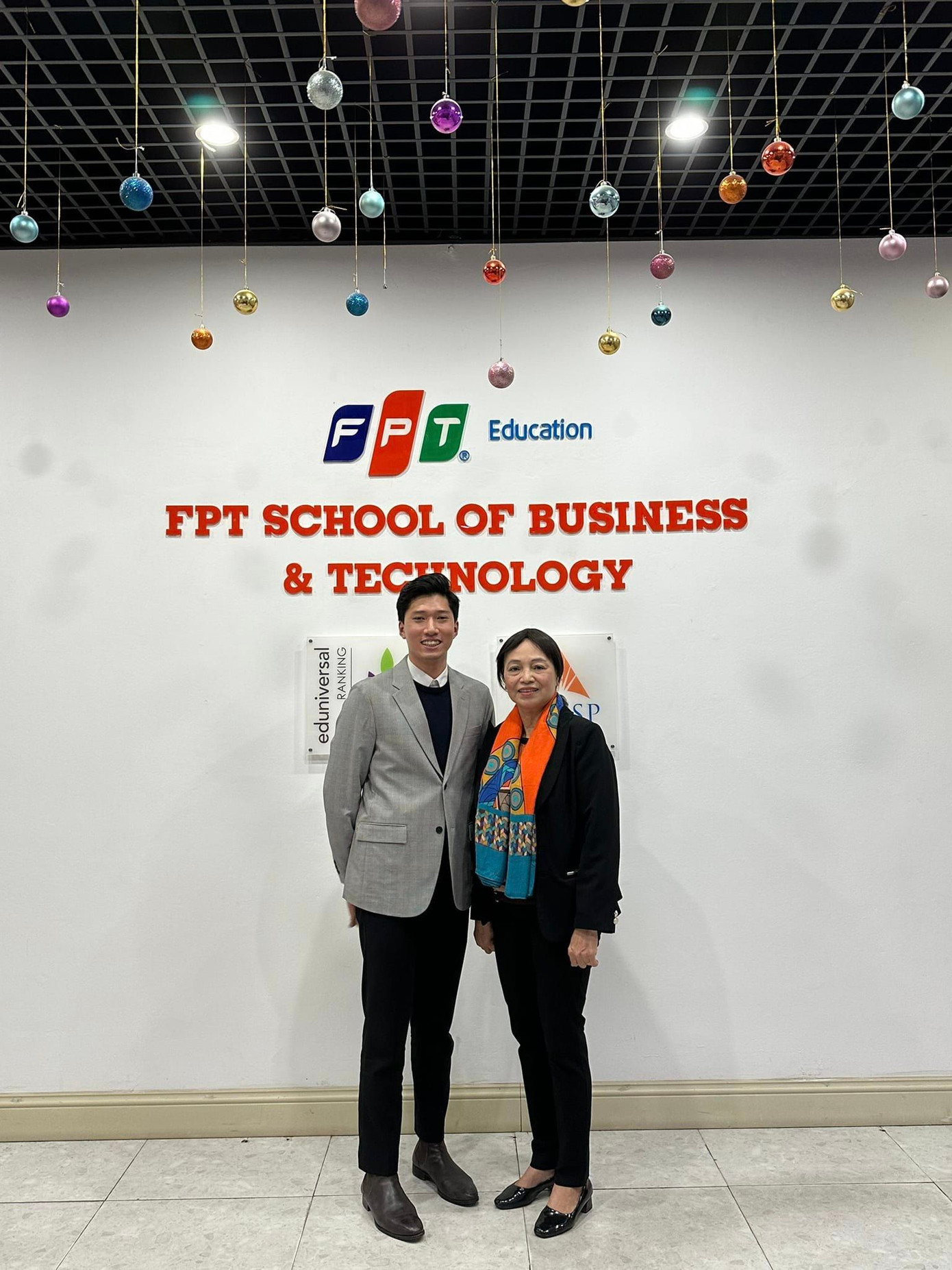 Anh Ngọc Hùng (trái) đồng tình với quan điểm của một số chuyên gia tuyển dụng rằng “thời gian thích hợp để chuyển đổi công việc là 2 - 3 năm/ lần”. Ảnh: NVCC Anh Ngọc Hùng (trái) đồng tình với quan điểm của một số chuyên gia tuyển dụng rằng “thời gian thích hợp để chuyển đổi công việc là 2 - 3 năm/ lần”. Ảnh: NVCC