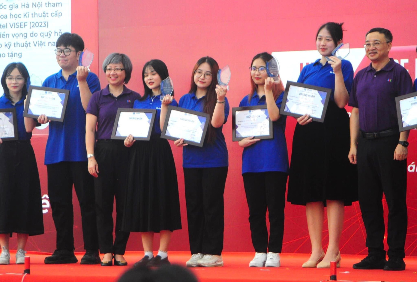 Các bạn HS-SV xuất sắc nhận giải thưởng UI Award - ULIS Innovation Award năm 2023.