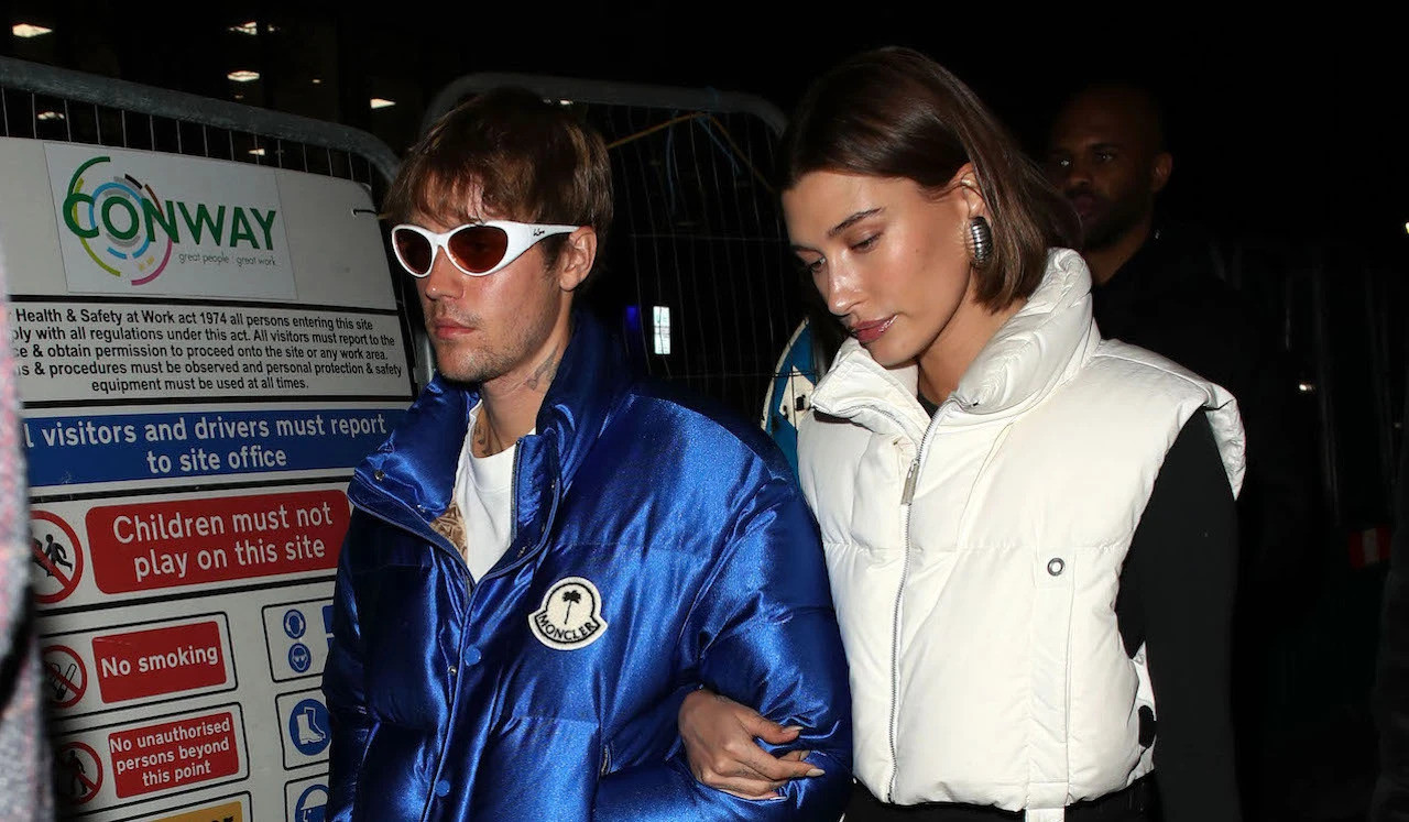 Justin Bieber và vợ sánh đôi tại sự kiện ở London.