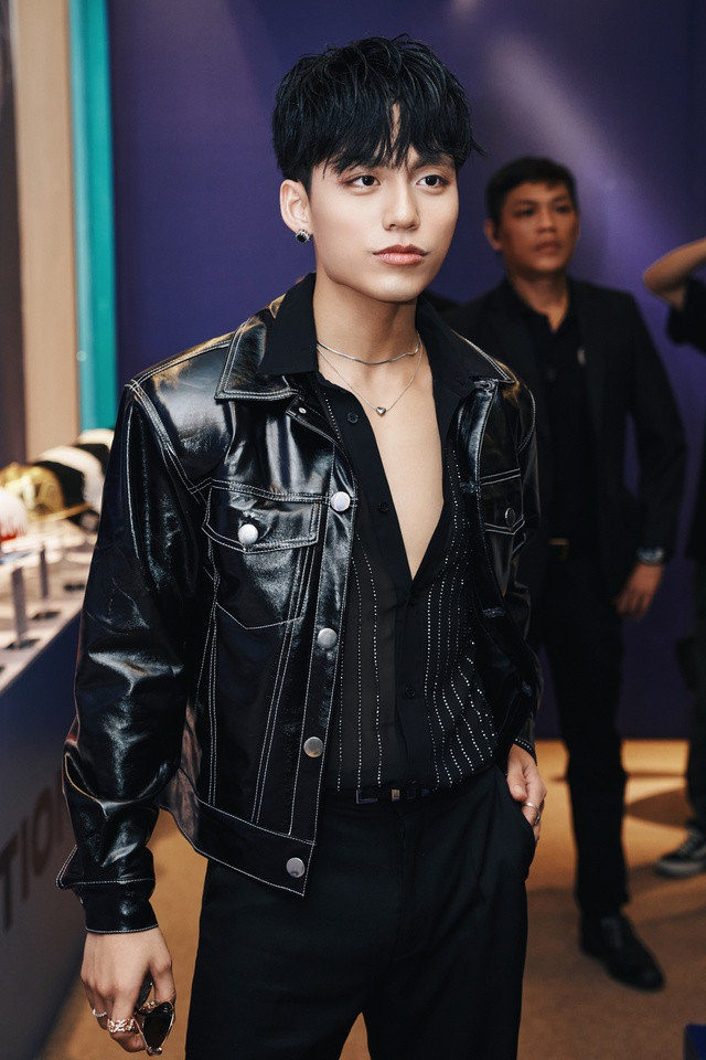 MONO xuất hiện trong trang phục đen lịch lãm kết hợp cùng visual nổi bật.