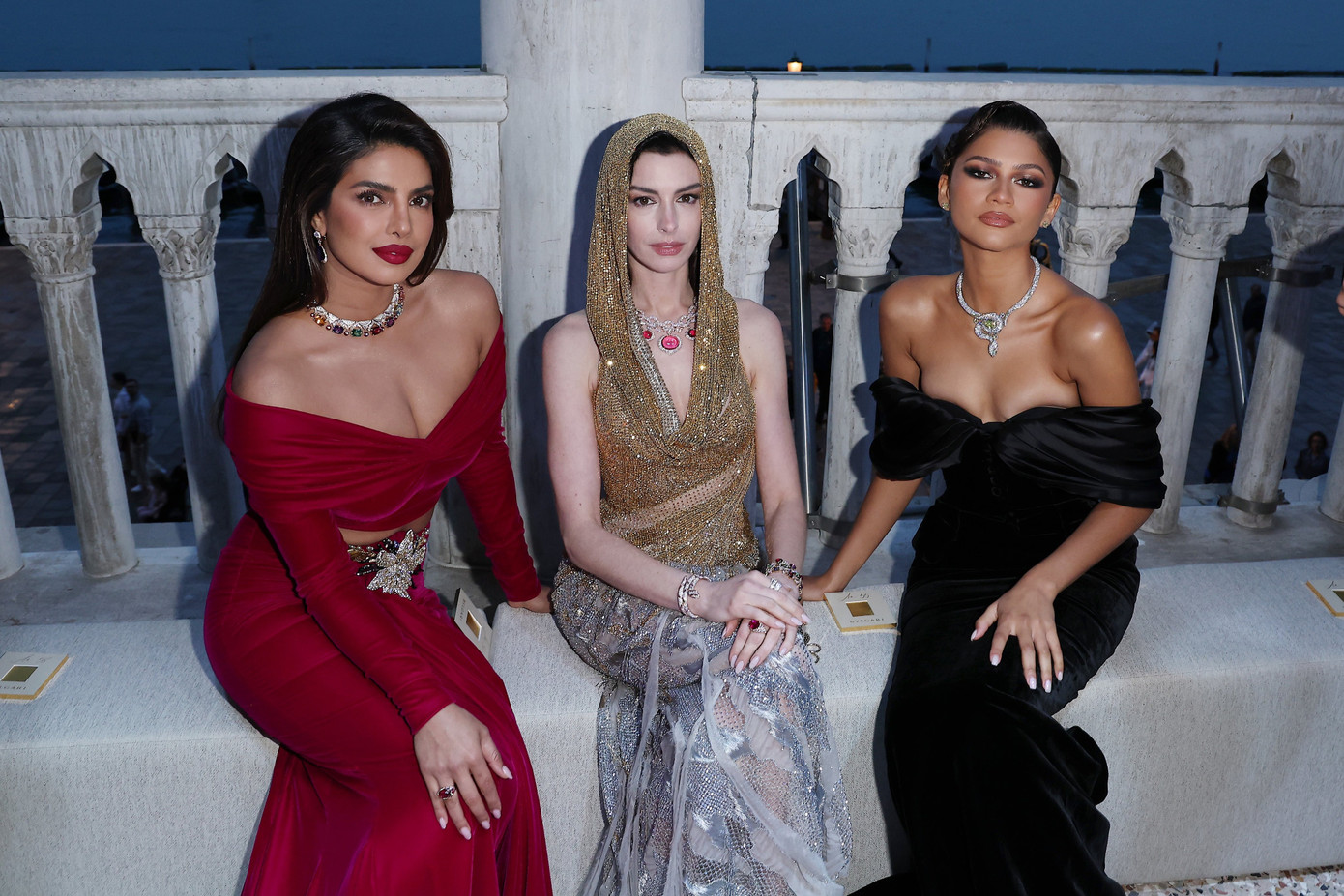 Priyanka Chopra - Anne Hathaway - Zendaya chung một khung hình.