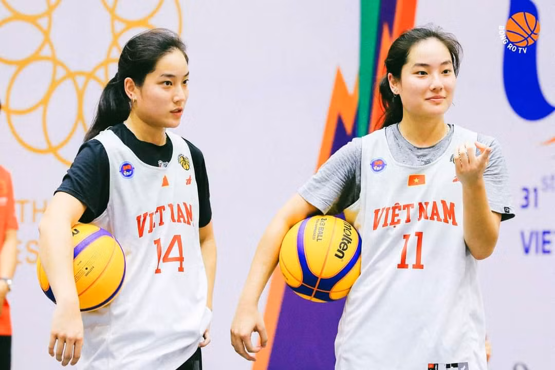 Trương Thảo Vy - số áo 11 và Trương Thảo My - số áo 14. Nguồn: Bóng rổ TV