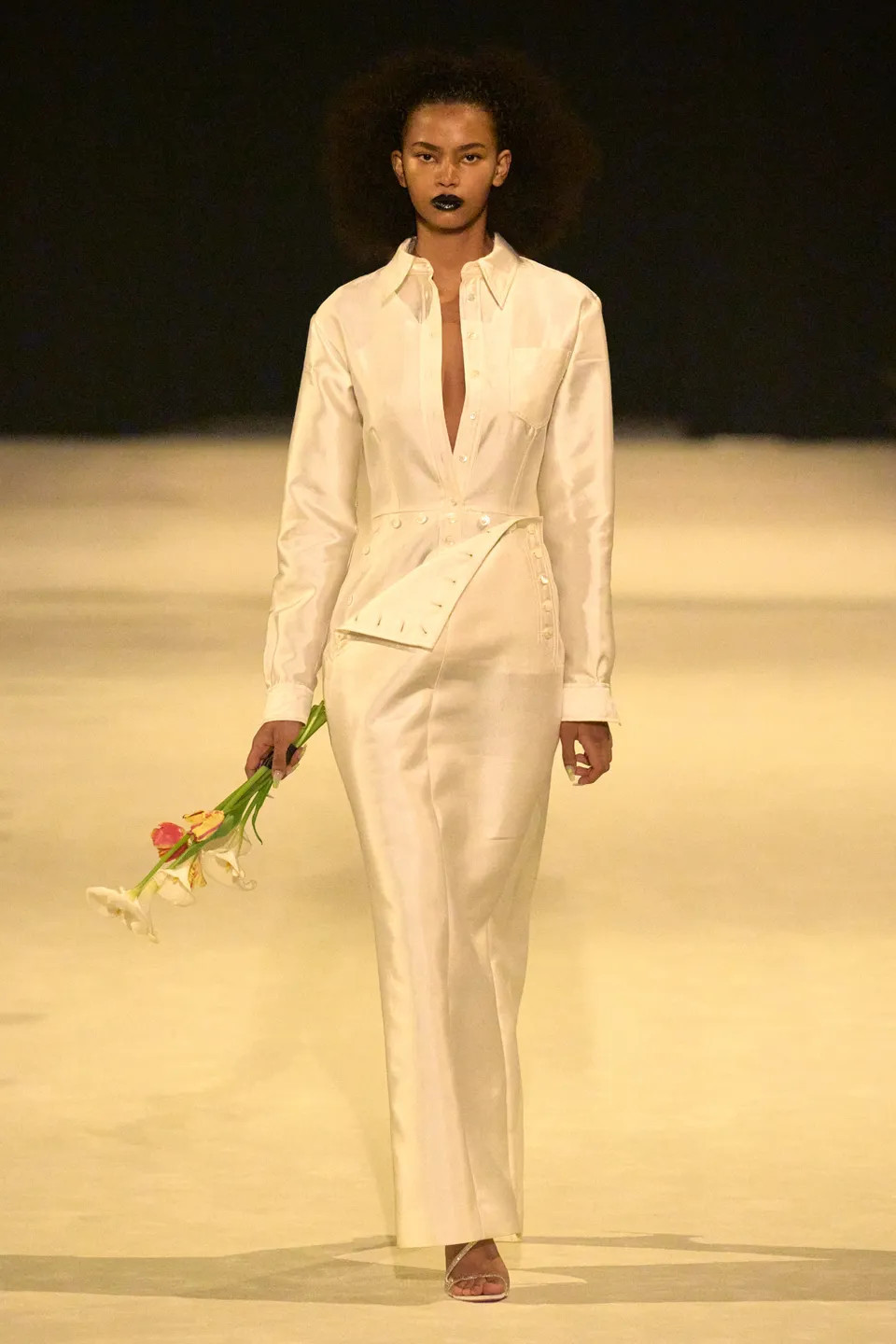 Kiểu trang điểm nhấn vào màu môi đậm gây chú ý.