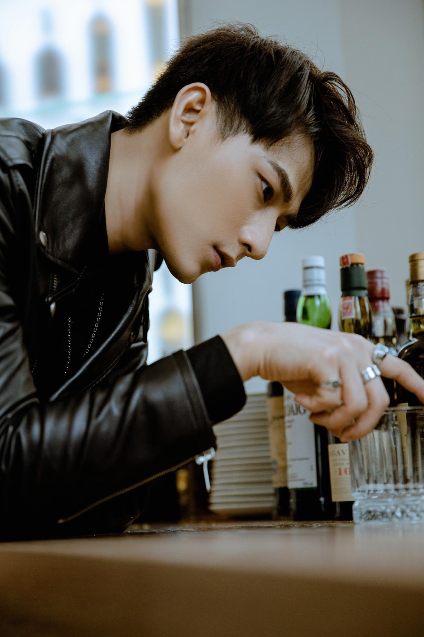 Vẻ ngoài điển trai của Isaac đốn tin nhiều netizen, tuy nhiên anh chàng vẫn đang &quot;lẻ bóng&quot;.