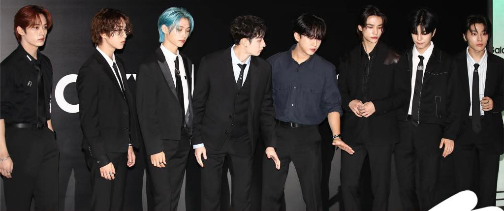 Stray Kids có mặt tại sự kiện trong trang phục tối màu.