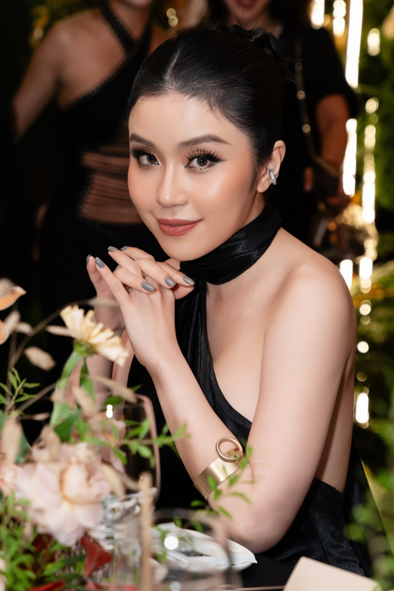 "Phù thủy hóa trang" Quỳnh Thi gây chú ý khi xuất hiện trong trang phục cắt xẻ táo bạo.