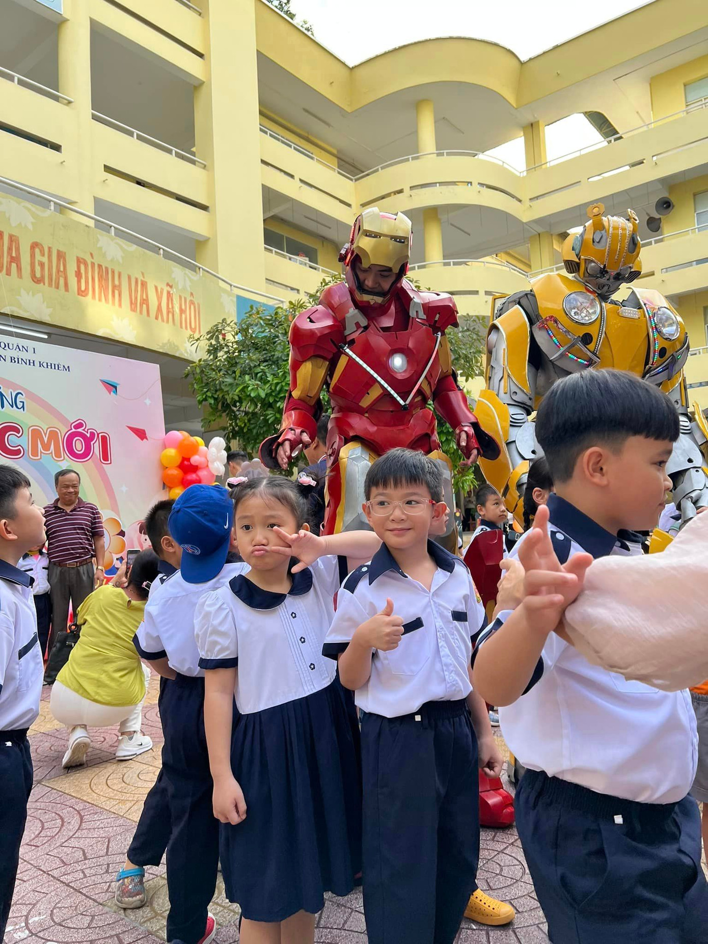 Siêu anh hùng nhập học cùng tween Tiểu học Nguyễn Bỉnh Khiêm. Ảnh: Thạnh Thị Hoàng Hậu Siêu anh hùng nhập học cùng tween Tiểu học Nguyễn Bỉnh Khiêm. Ảnh: Thạnh Thị Hoàng Hậu