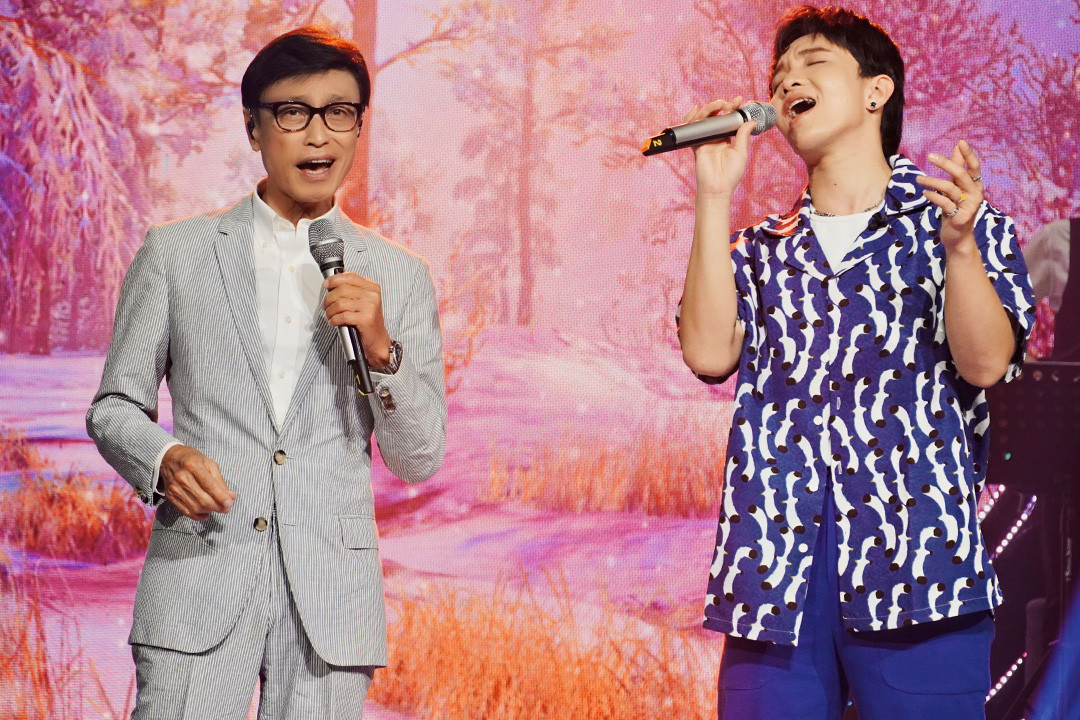 Hai "lãng tử" đến từ hai thế hệ thể hiện các bản tình ca như Riêng Một Góc Trời, Vì Đó Là Em, Rồi Mai Tôi Đưa Em, Mưa Hồng, Nàng Thơ, Nửa Thập Kỷ hay Đoạn Kết Mới. Hai "lãng tử" đến từ hai thế hệ thể hiện các bản tình ca như Riêng Một Góc Trời, Vì Đó Là Em, Rồi Mai Tôi Đưa Em, Mưa Hồng, Nàng Thơ, Nửa Thập Kỷ hay Đoạn Kết Mới.