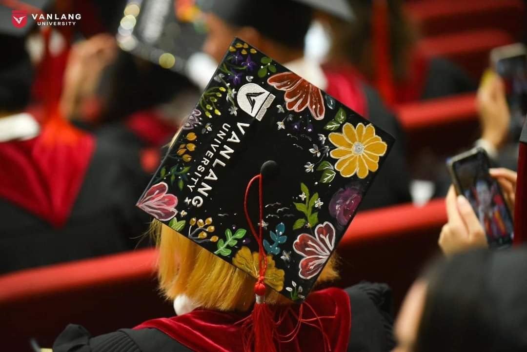 Chiếc mũ được vẽ tay của một tân cử nhân trường Đại học Văn Lang.