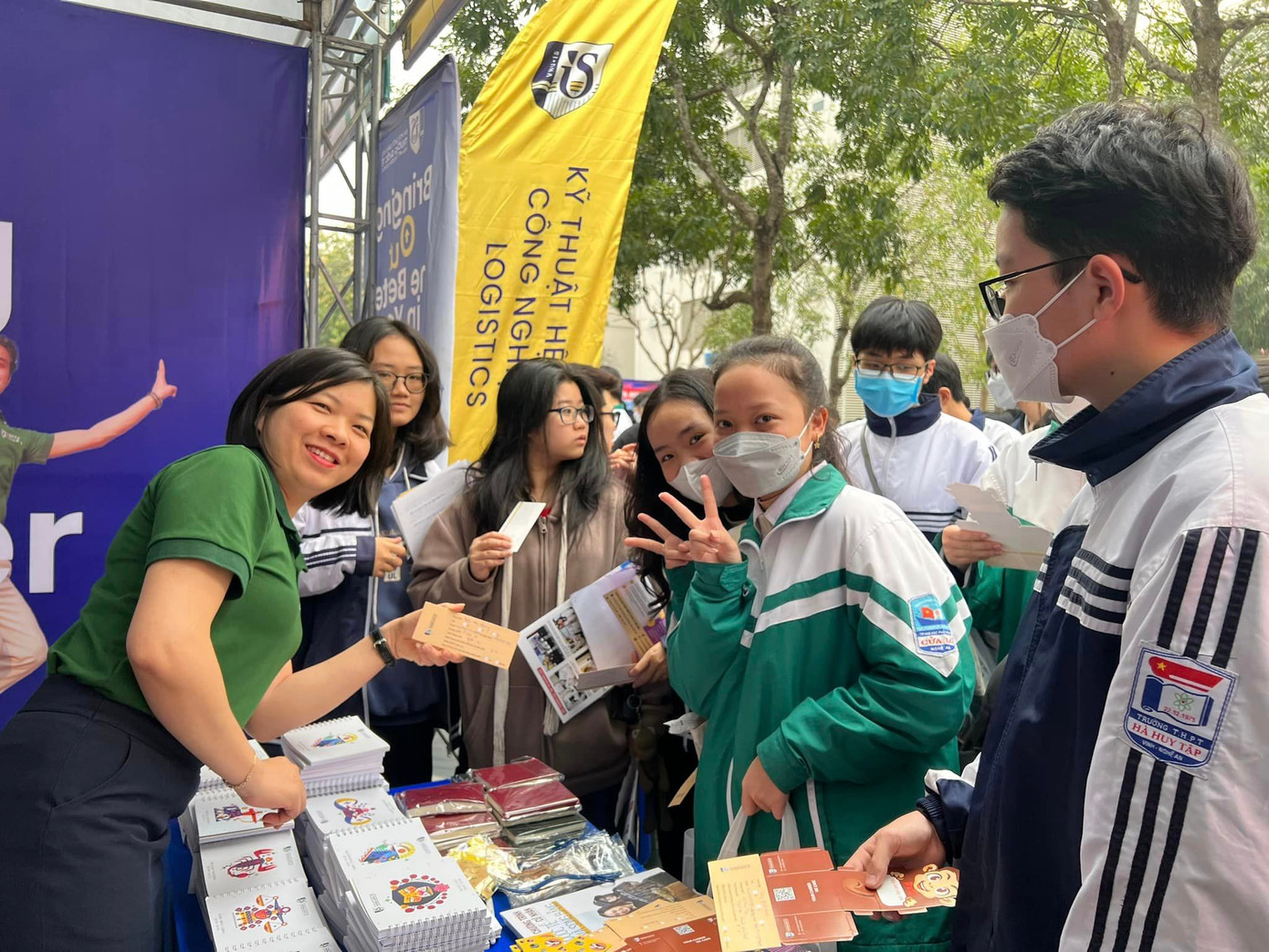 Teen hào hứng tham gia các buổi tư vấn tuyển sinh - hướng nghiệp. Ảnh: Fanpage nhà trường