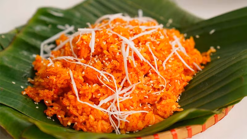 Xôi gấc - một trong những món được nhiều sĩ tử ưu tiên lựa chọn sáng mai.