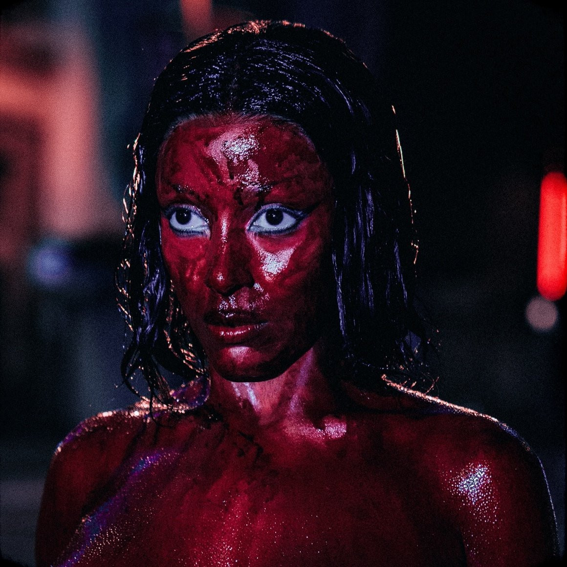 Ngoại hình của nhân cách thứ 2 - Scarlet, được Doja Cat giới thiệu trong MV Attention. Ngoại hình của nhân cách thứ 2 - Scarlet, được Doja Cat giới thiệu trong MV Attention.