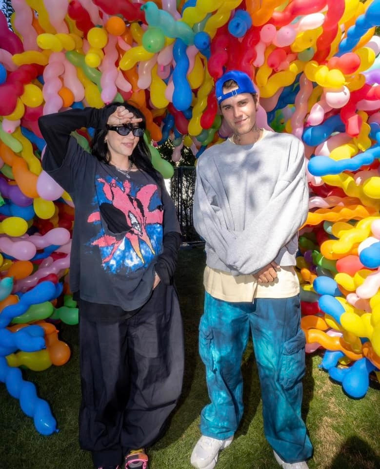 Justin Bieber chụp ảnh cùng Billie Eilish.