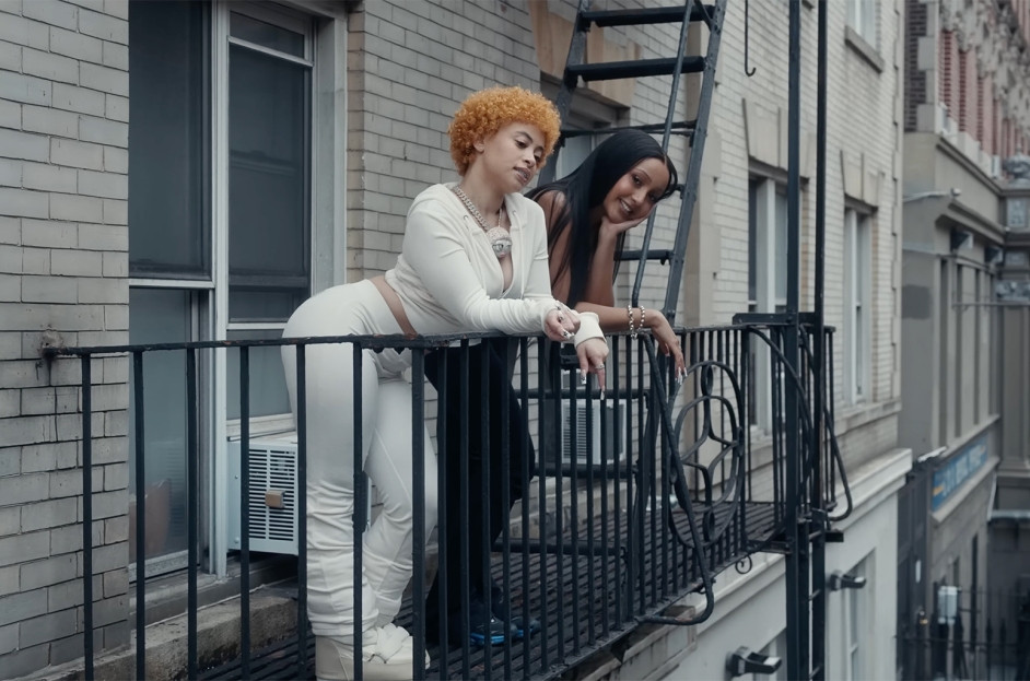 Câu chuyện tình yêu độc hại trong Boy’s a Liar nhận về sự đồng cảm của không ít người nghe. Câu chuyện tình yêu độc hại trong Boy’s a Liar nhận về sự đồng cảm của không ít người nghe.