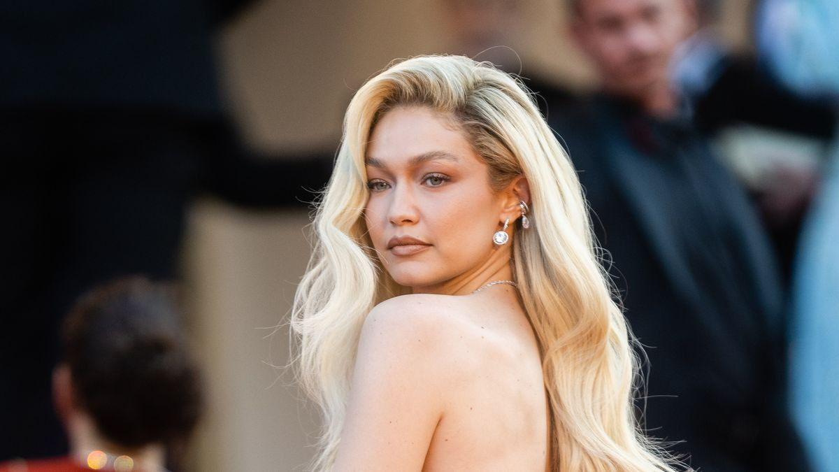 Gigi Hadid và bạn bị bắt vì tàng trữ chất cấm.