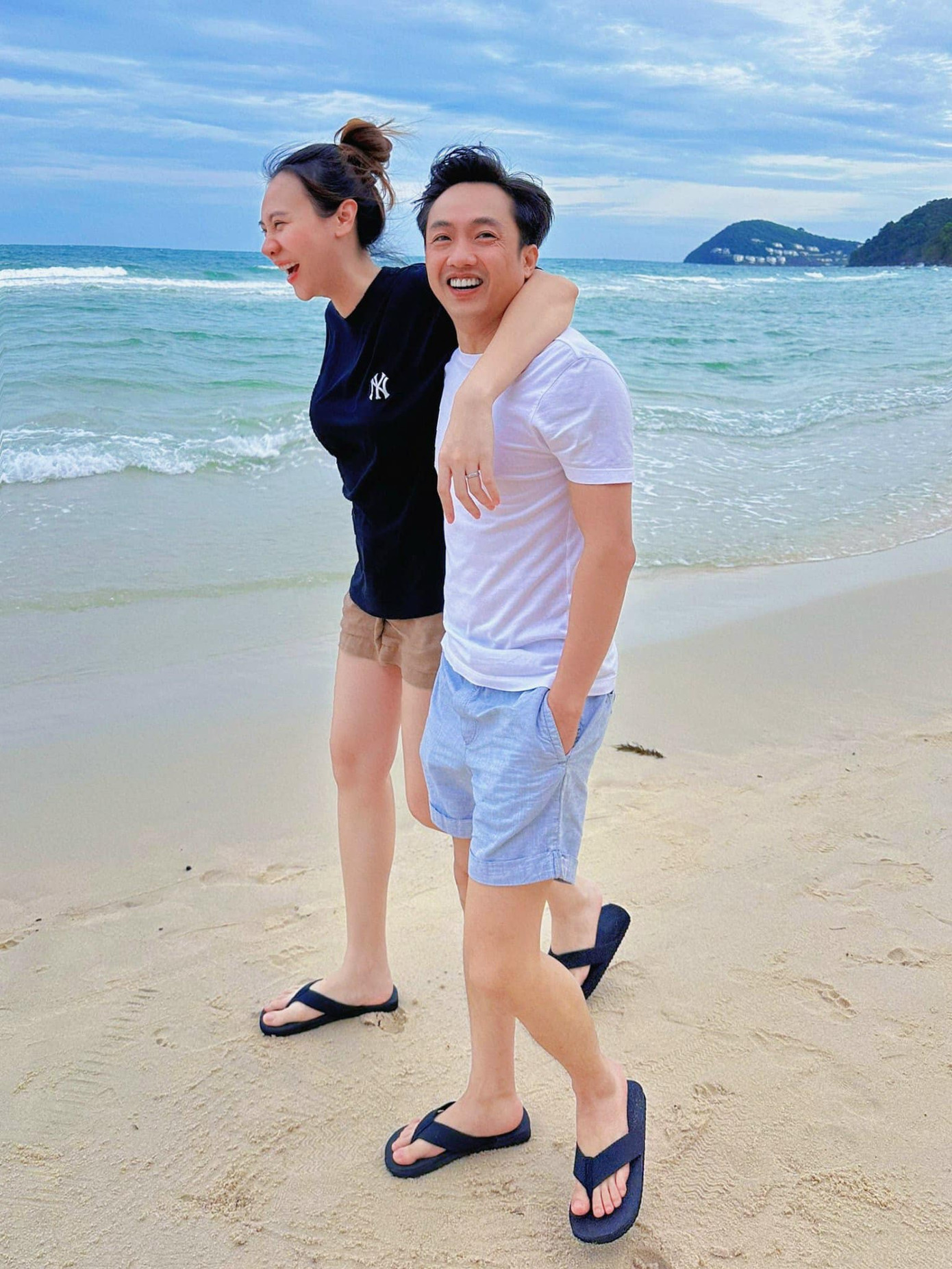 Cuộc hôn nhân viên mãn của Cường Đô La và Đàm Thu Trang khiến nhiều người ngưỡng mộ. Cuộc hôn nhân viên mãn của Cường Đô La và Đàm Thu Trang khiến nhiều người ngưỡng mộ.