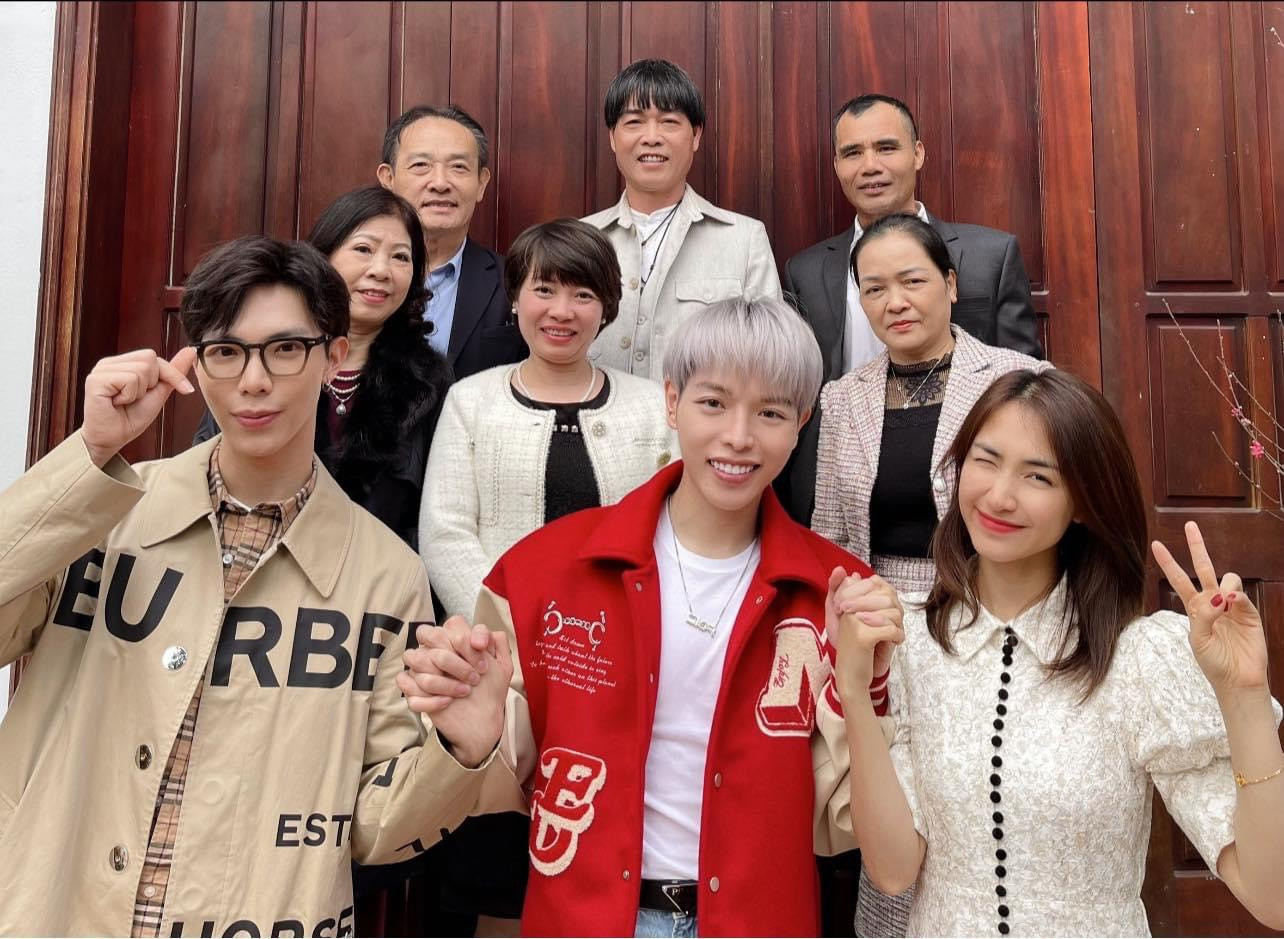 Gia đình Hoa Dâm Bụt hội ngộ tại Hàn Quốc, hành động của Đức Phúc gây chú ý ảnh 4 Gia đình Hoa Dâm Bụt hội ngộ tại Hàn Quốc, hành động của Đức Phúc gây chú ý ảnh 4