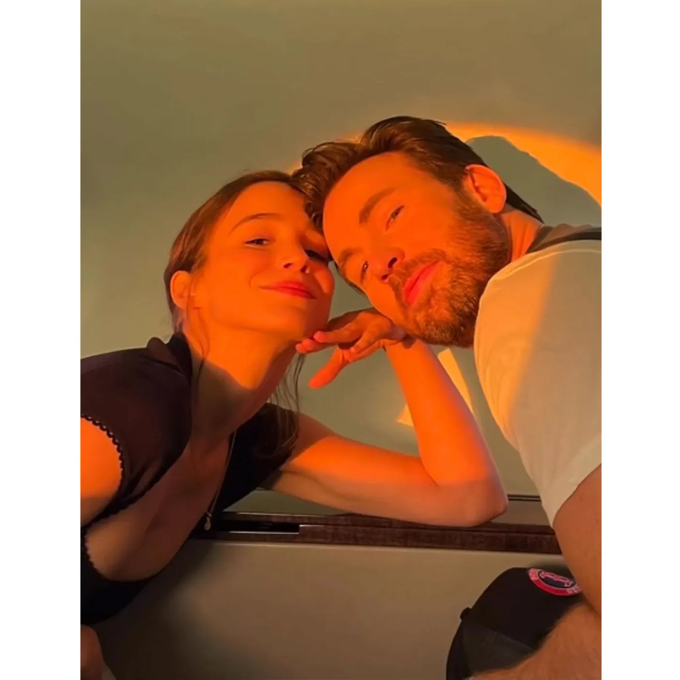 Evans luôn dành những lời yêu thương gửi tới bạn gái vào các dịp lễ. Evans luôn dành những lời yêu thương gửi tới bạn gái vào các dịp lễ.