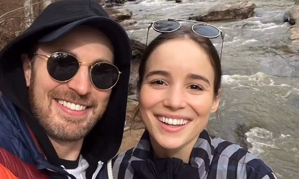 Vào ngày Lễ tình nhân năm 2023, Chris Evans "đánh gục" fan khi chia sẻ nhiều Instagram Story có video và ảnh chụp chung của anh và bạn gái Alba Baptista vô cùng ngọt ngào.