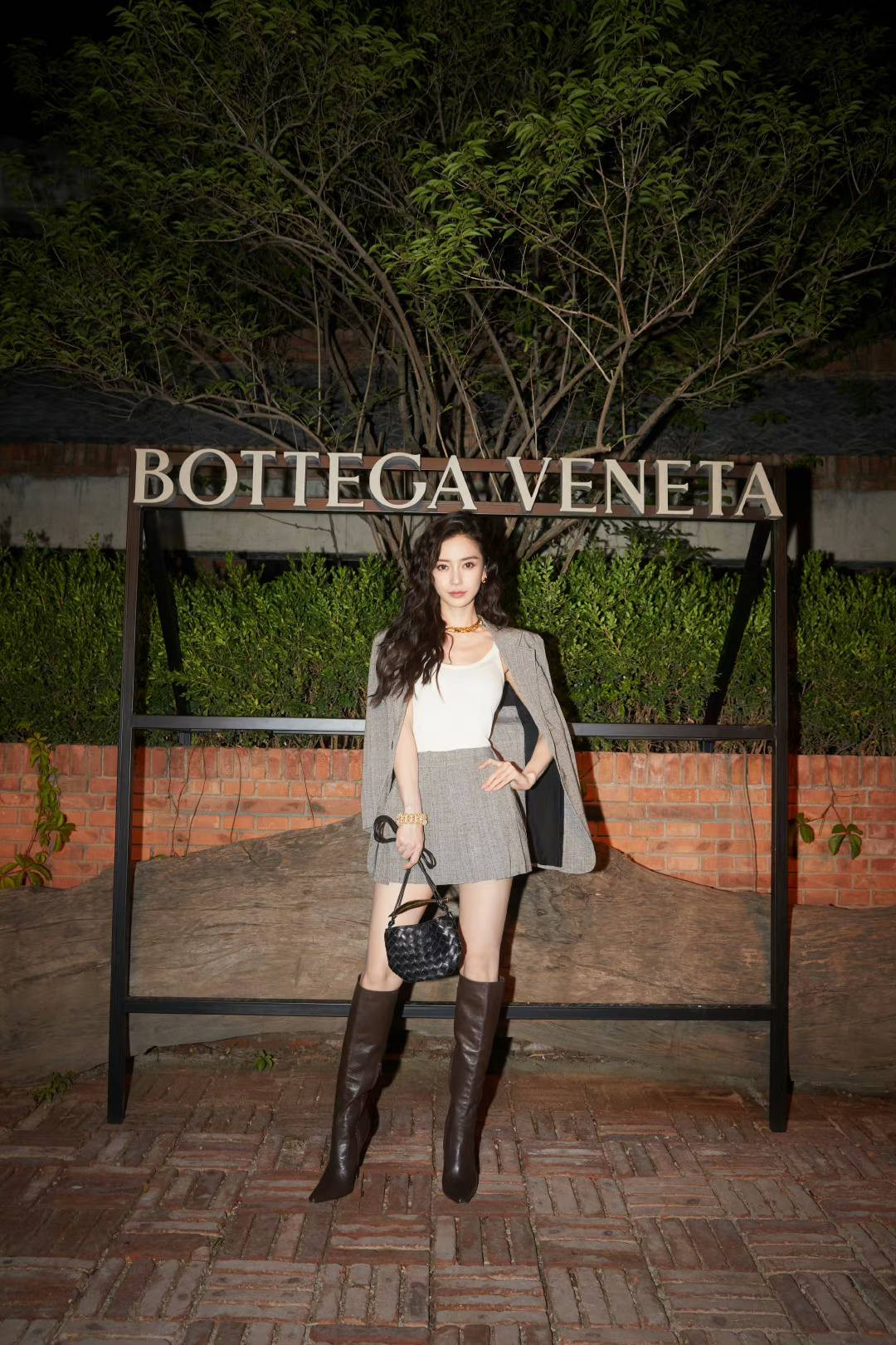 Angelababy lựa chọn set đồ màu trung tính, mix với boots cao cổ, khoe vóc dáng mảnh mai.