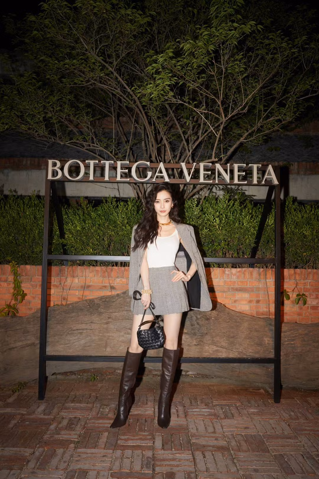 Angelababy lựa chọn set đồ màu trung tính, mix với boots cao cổ, khoe vóc dáng mảnh mai.