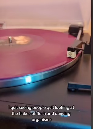 Chiếc đĩa than của Rachel phát ra một giọng nói kỳ lạ. Chiếc đĩa than của Rachel phát ra một giọng nói kỳ lạ.