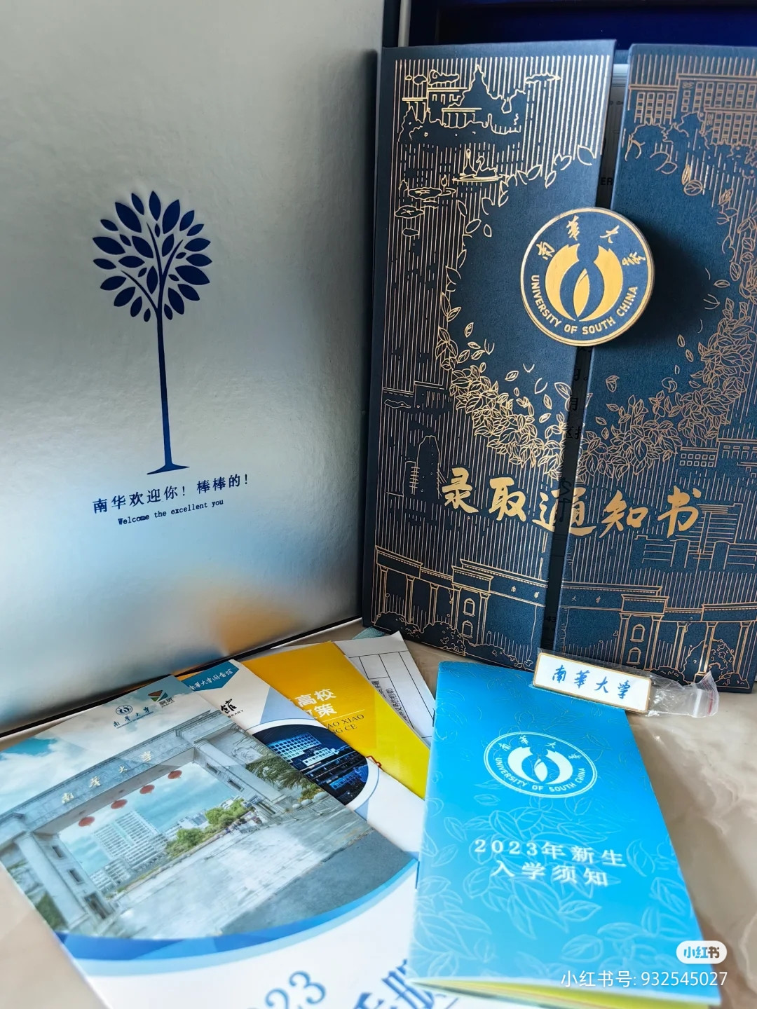 Đại học Nam Hoa với hộp đựng giấy báo trúng tuyển trang nhã. Đại học Nam Hoa với hộp đựng giấy báo trúng tuyển trang nhã.