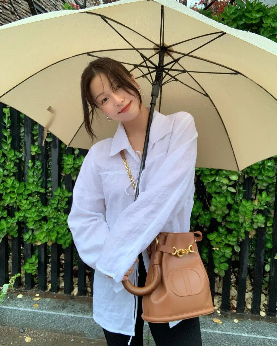 Phiên bản da trơn được nhiều sao nữ lựa chọn cho trang phục hằng ngày. Phiên bản da trơn được nhiều sao nữ lựa chọn cho trang phục hằng ngày.