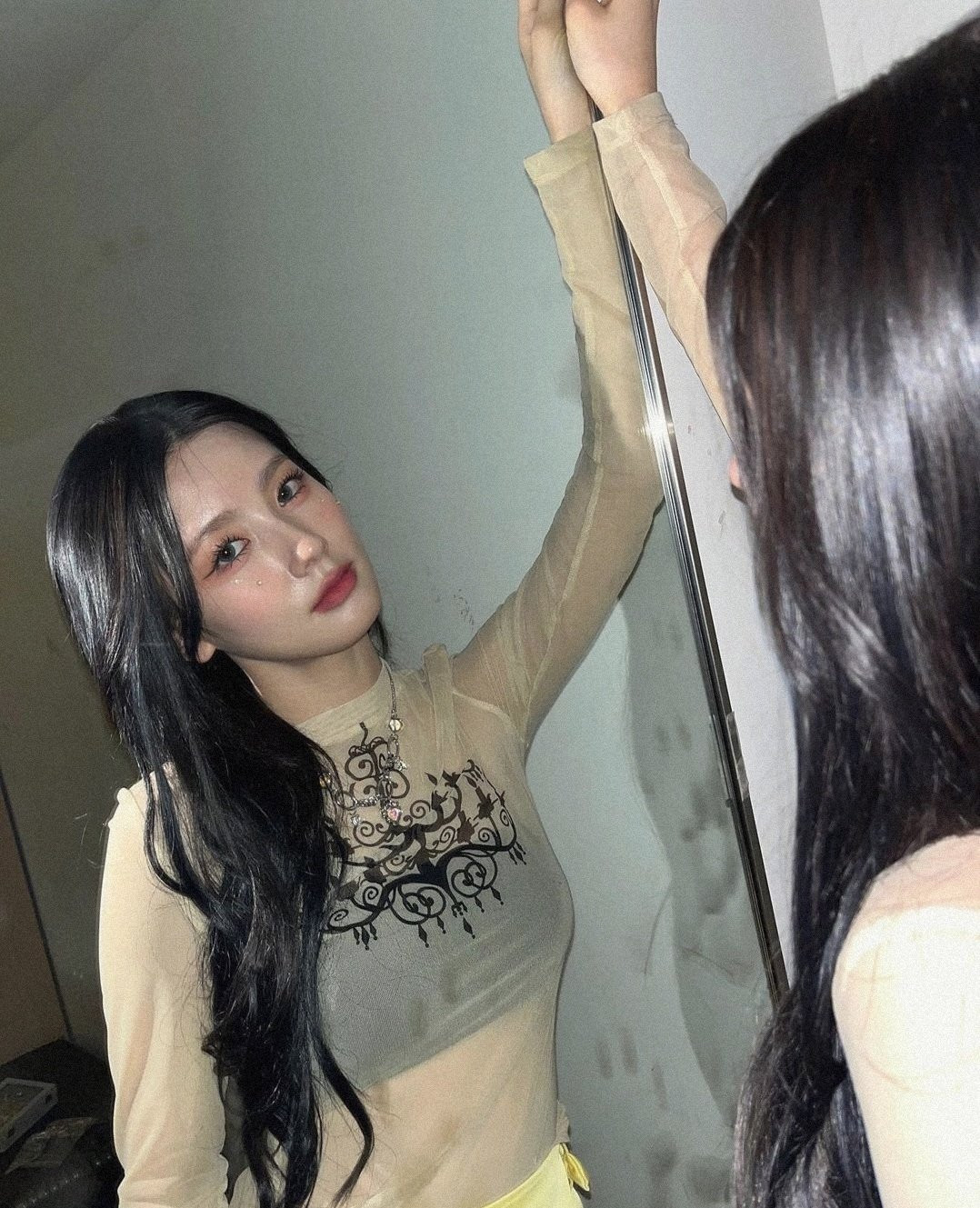 Miyeon khoe visual trong bức ảnh trước gương.