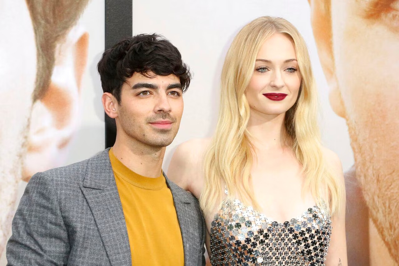 Joe Jonas và Sophie Turner được cho là đã sống ly thân trong 6 tháng qua. Joe Jonas và Sophie Turner được cho là đã sống ly thân trong 6 tháng qua.