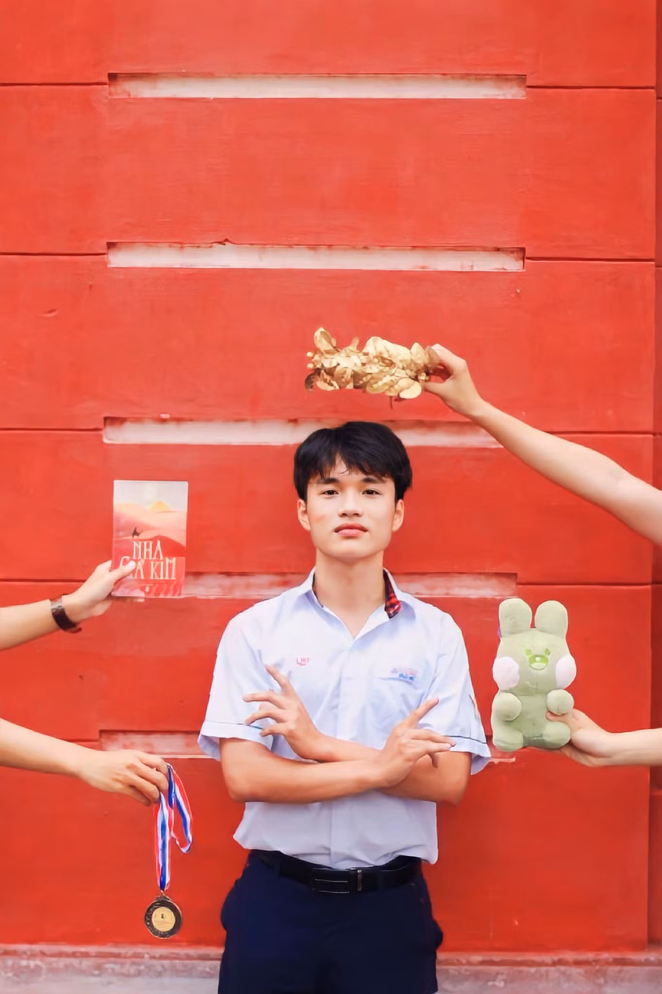 Cậu bạn luôn giữ tinh thần thoải mái và tự tin khi bước vào phòng thi