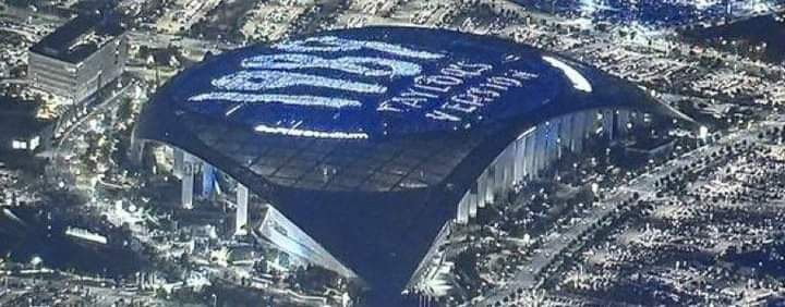 Nhuộm xanh sân vận động SoFi để thông báo ra phát hành album 1989 (Taylor's version). Nhuộm xanh sân vận động SoFi để thông báo ra phát hành album 1989 (Taylor's version).