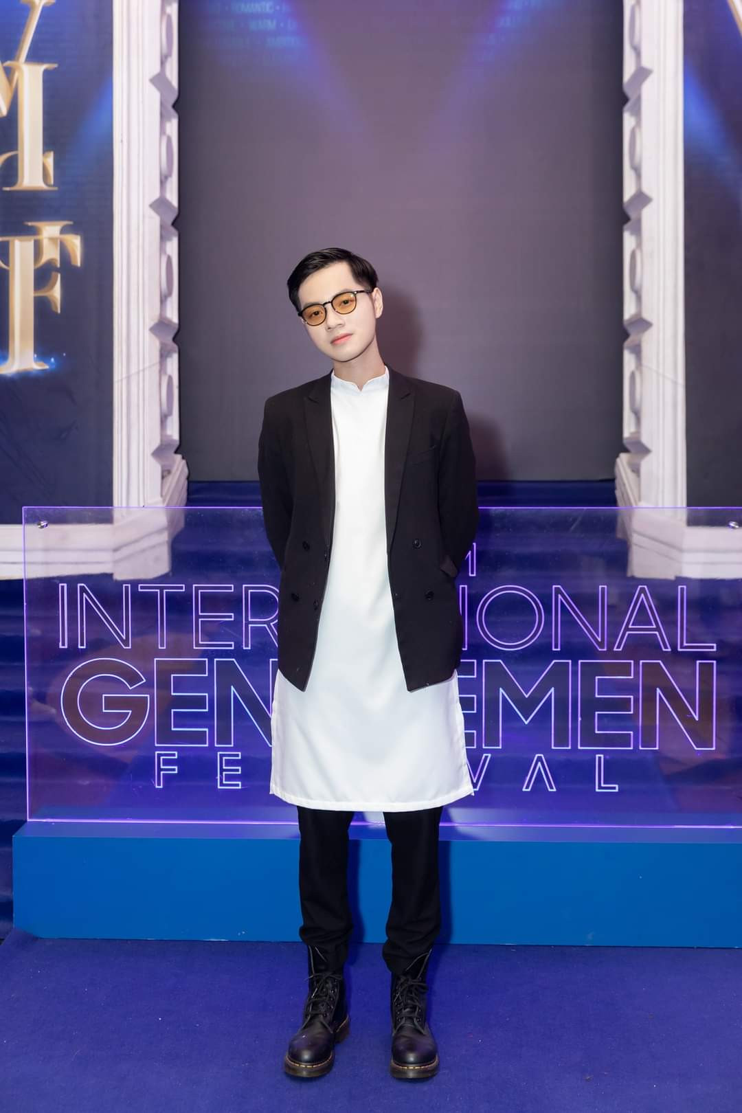 Cao Bá Hưng trung thành với phong cách dân gian đương đại. Cao Bá Hưng trung thành với phong cách dân gian đương đại.