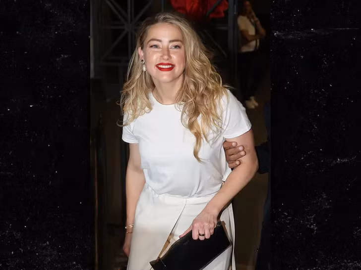 Amber Heard xuất hiện trở lại trên thảm đỏ. Ảnh: Backgrid