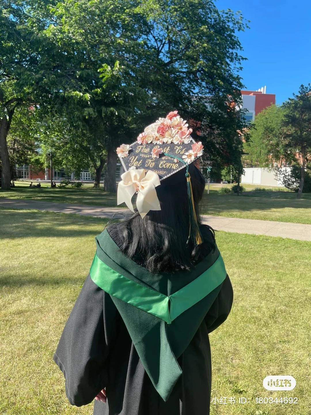 Kết hoa trên mũ tốt nghiệp đang là kiểu trang trí được nhiều nữ sinh mê mẩn nhất.