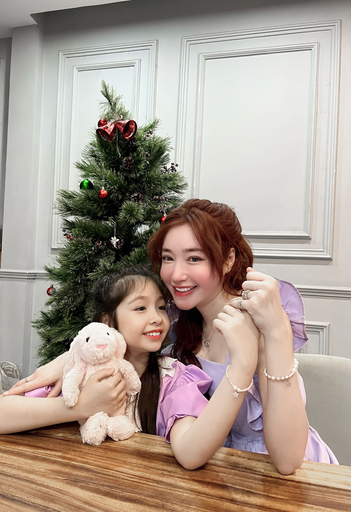 Con gái Elly Trần sở hữu nhiều đường nét xinh đẹp giống mẹ.