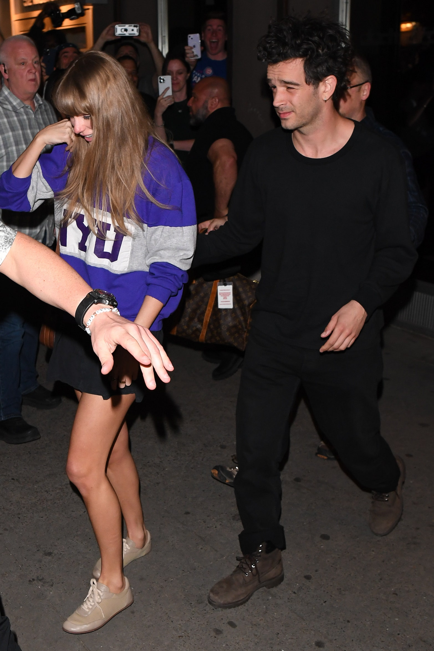 Taylor Swift đang vướng tin đồn hẹn hò Matty Healy.