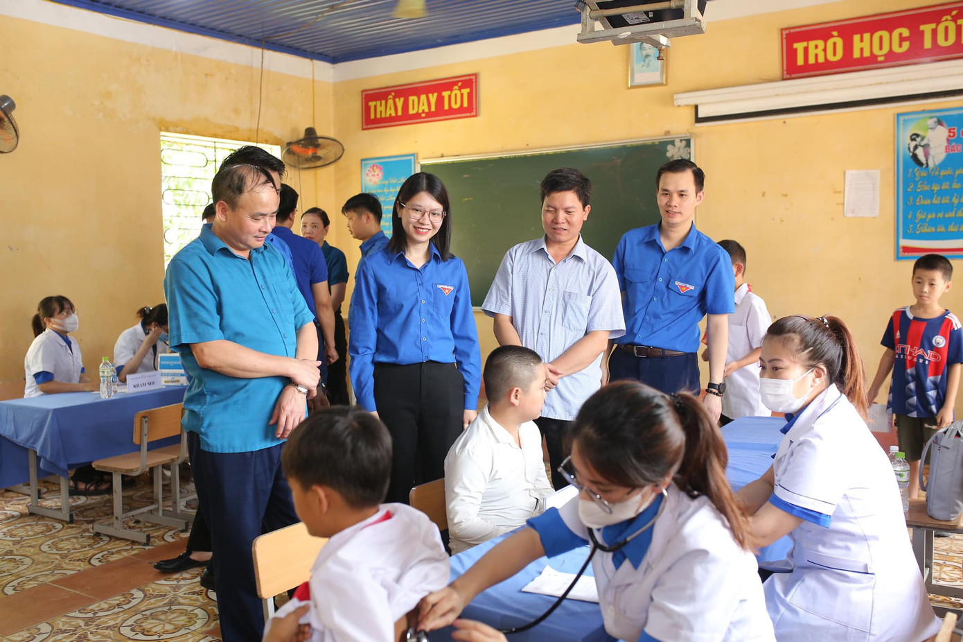 Các bác sĩ khám bệnh và tư vấn sức khỏe miễn phí cho các bạn thiếu nhi. Ảnh: Hội Đồng Đội Tỉnh Thái Nguyên Các bác sĩ khám bệnh và tư vấn sức khỏe miễn phí cho các bạn thiếu nhi. Ảnh: Hội Đồng Đội Tỉnh Thái Nguyên