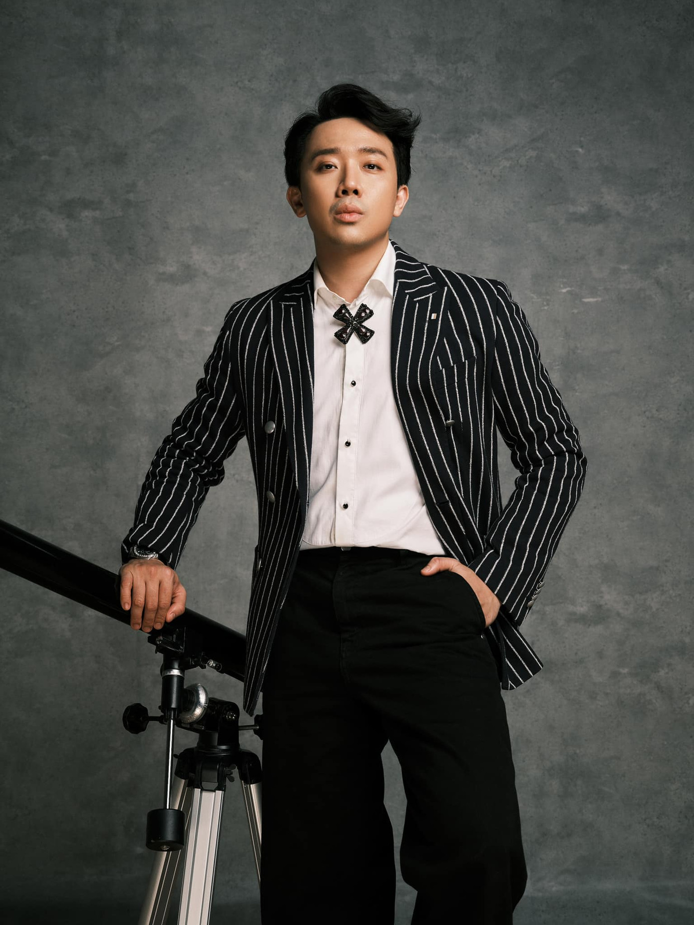 Tiếp tục cầm trịch một số chương trình đình đám, anh gây nên không ít những tranh cãi. Tiếp tục cầm trịch một số chương trình đình đám, anh gây nên không ít những tranh cãi.