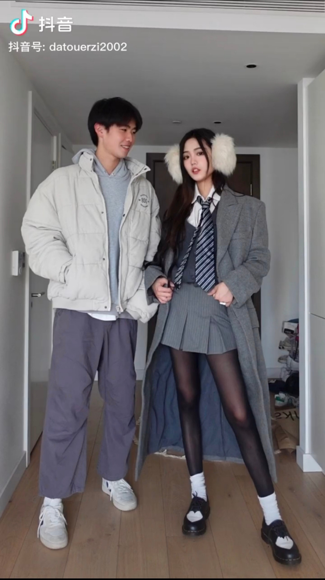 Chùm ảnh ngọt ngào được nữ chính đăng trên tài khoản Douyin. Nguồn: @datouerzi2002