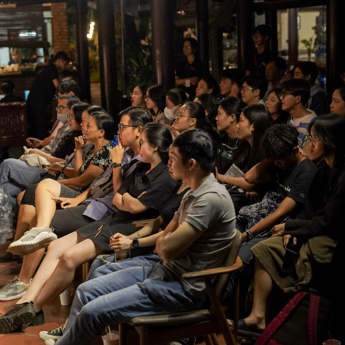 Khán giả trầm lặng trước những thông điệp ý nghĩa về gia đình mà vở kịch gửi gắm.