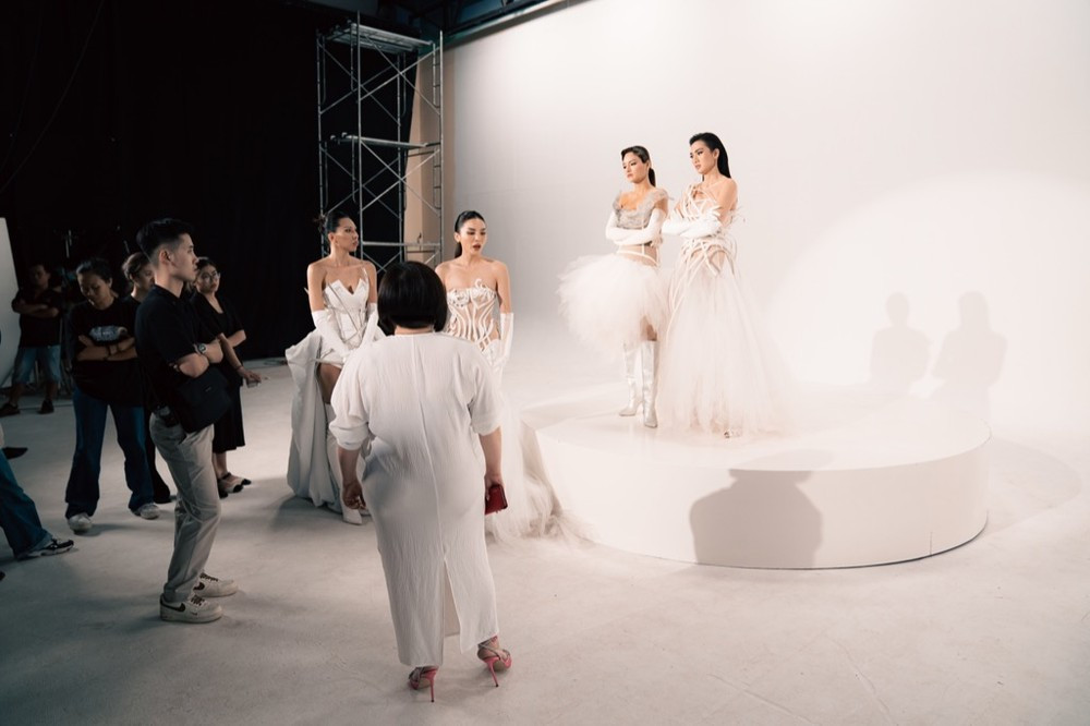 Tranh cãi về chỗ đứng của các huấn luyện viên khiến show bị drama quá đà.