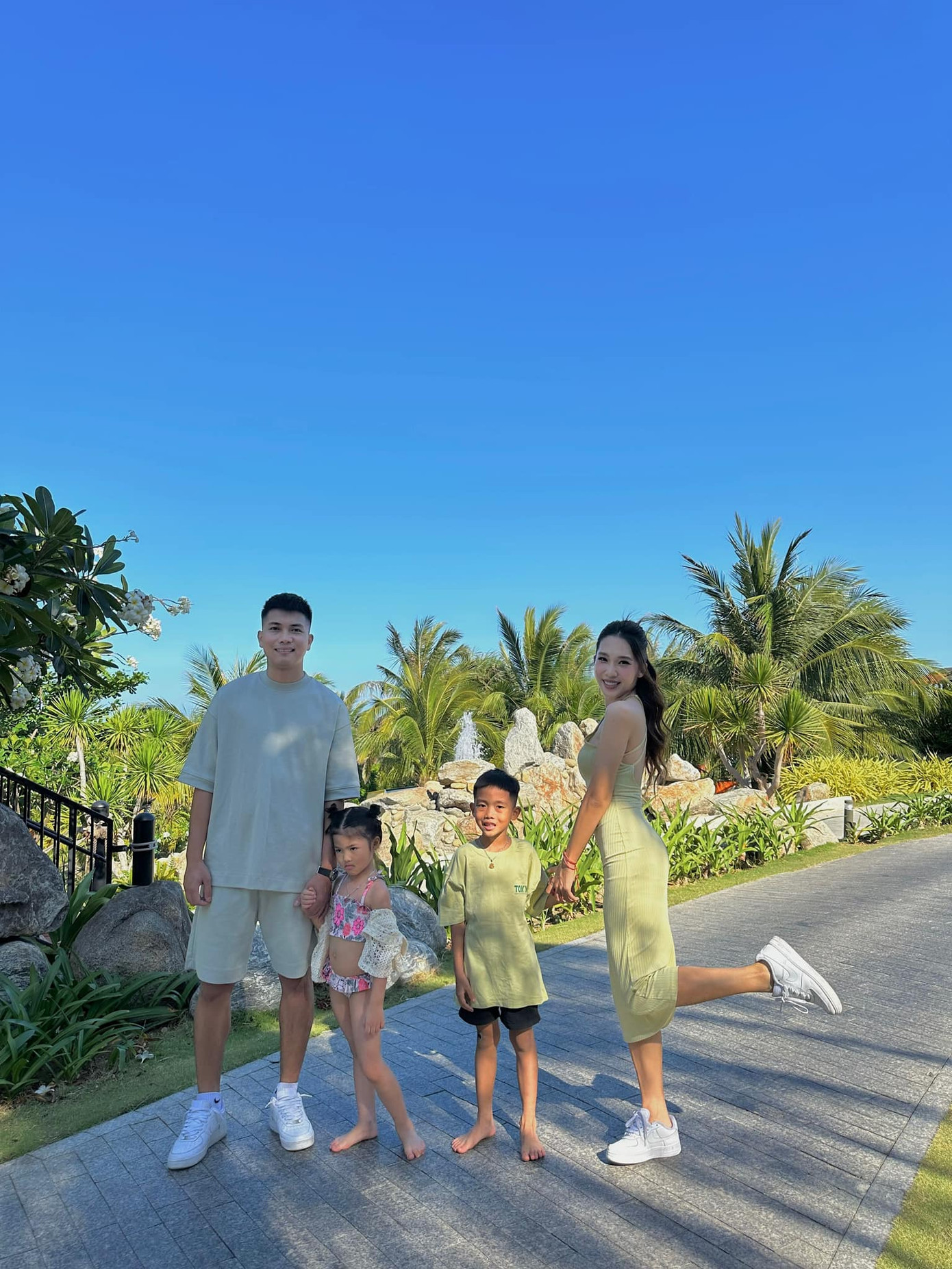 Cặp đôi thường xuyên chia sẻ những hình ảnh hạnh phúc của cả gia đình lên mạng xã hội. Cặp đôi thường xuyên chia sẻ những hình ảnh hạnh phúc của cả gia đình lên mạng xã hội.