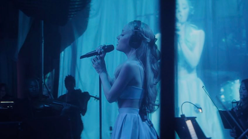 Nữ ca sĩ trình diễn lại những ca khúc cũ của mình. Nữ ca sĩ trình diễn lại những ca khúc cũ của mình.