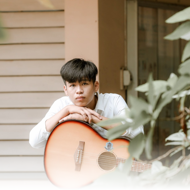 Long Nón Lá khiến người hâm mộ nhớ đến mình bằng những câu luyến láy rất riêng và âm hưởng dân gian Nam Bộ trong những sản phẩm âm nhạc.