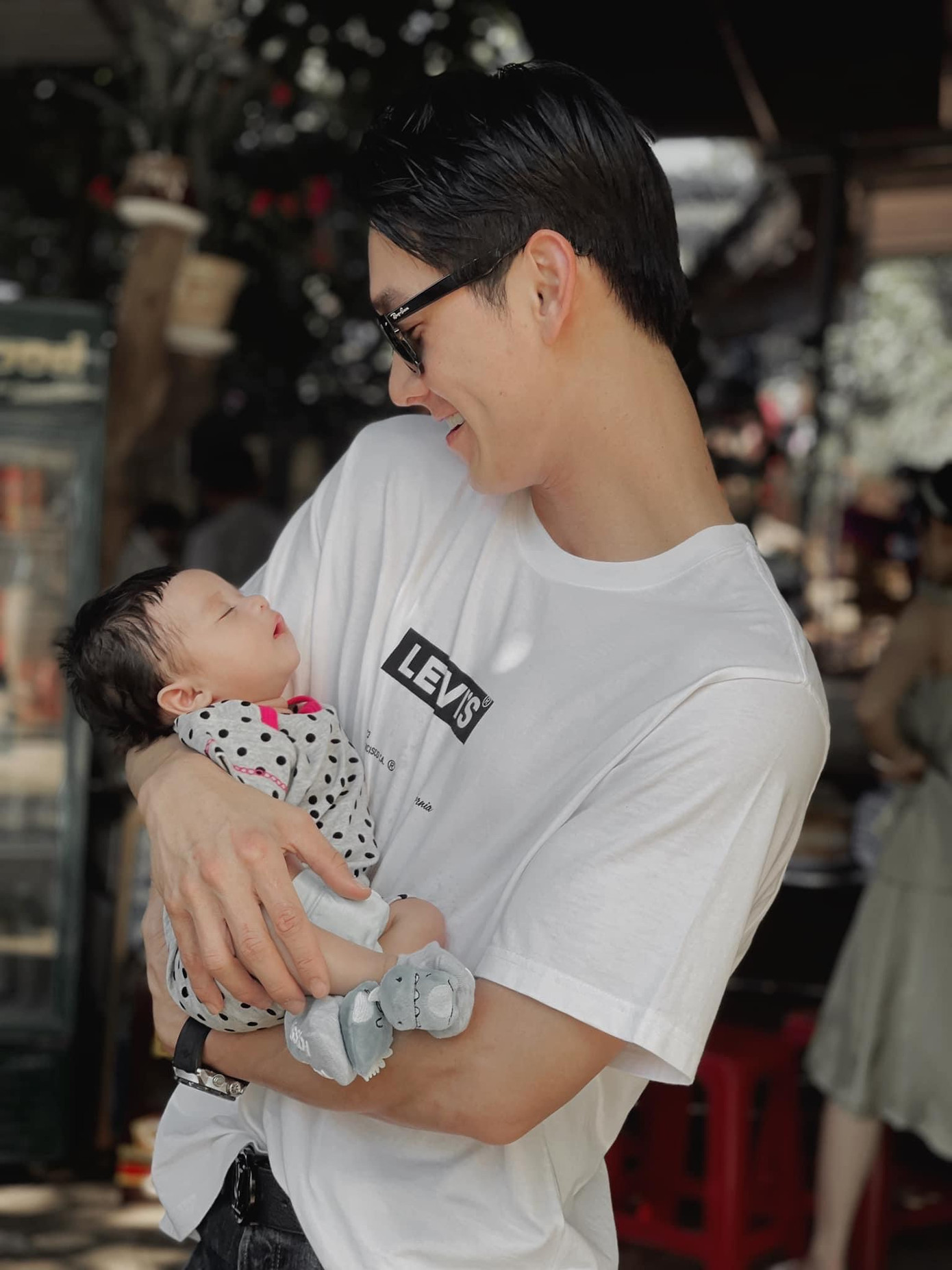 Song Luân được đánh giá là một chàng trai ấm áp và chung tình.